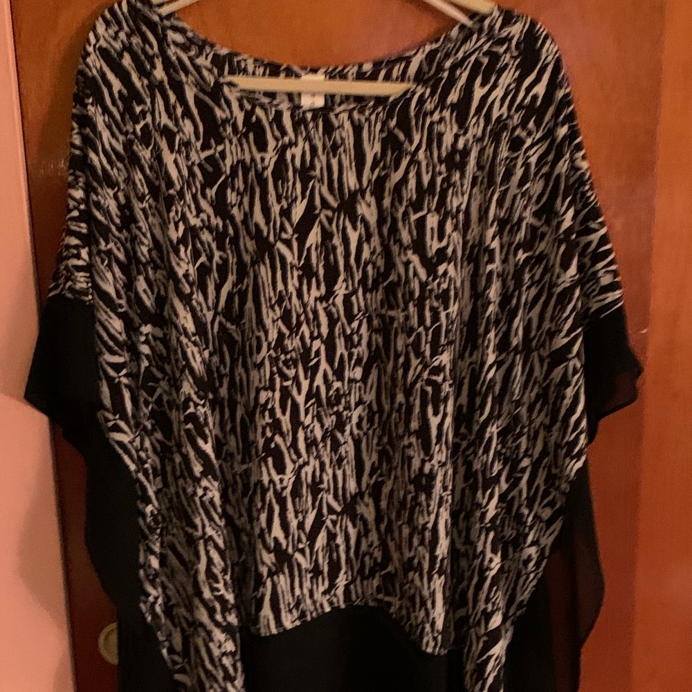 Pure Energy Black and White Abstract Blouse With Chiffon Trim/Hi-Lo Hem 1X